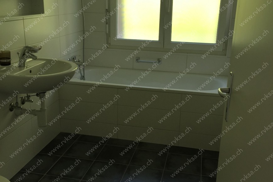 Appartement de 2.5 pièces, 68 m2, à Hauterive - Salle de bain 