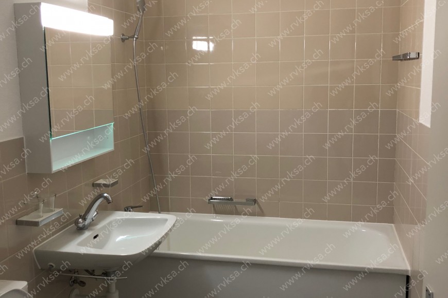 Appartement de 2.5 pièces, 69  m2, à Hauterive - Salle de bain 